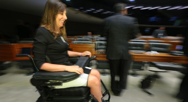 Após 21 anos de acidente, Mara Gabrilli recupera movimento parcial dos braços e utiliza cadeira motorizada