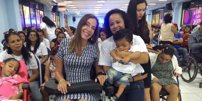 Deputada Mara Gabrilli visita ONG em Recife e leva mutirão para famílias vítimas da microcefalia e doenças raras