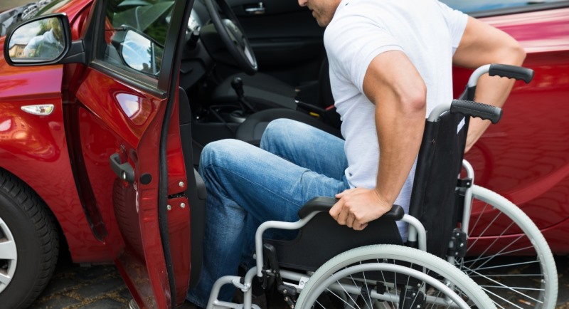 foto de um homem cadeirante entrando em um veículo