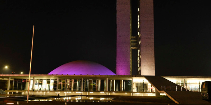 Senado é iluminado de roxo para marcar Dia Mundial da Fibrose Cística