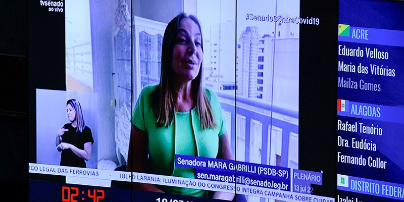 Foto da tela de transmissão do Plenário remoto, onde a Senadora Mara aparece. Ela está na sala de sua casa, sentada em sua cadeira, enquanto discursa. 