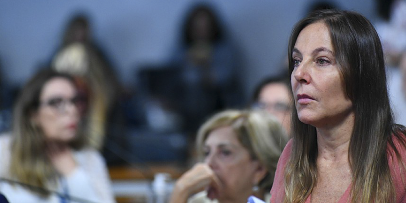 Foto próxima da senadora Mara Gabrilli no canto direito da imagem olhando fixamente para a sua frente na Comissão dos Direitos Humanos