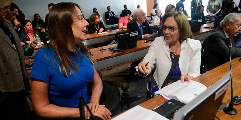 Foto da Senadora Mara conversando com a Senadora Zenayde durante a reunião de instalação da CAS RARAS