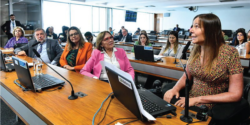 Na imagem Mara esta destacada à direita e ao lado dela outras senadoras acompanham seu discurso em sessão da CCJ