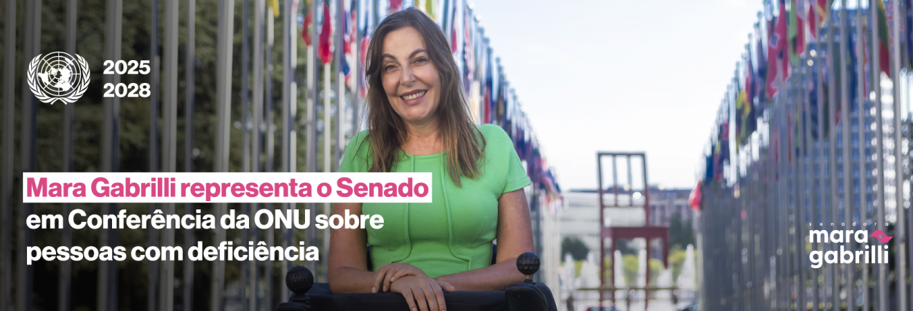 Banner com a foto da Senadora Mara Gabrilli no corredor das bandeiras do lado de fora das Nações Unidas em Genebra. Mara está de verde e sorri para a foto.